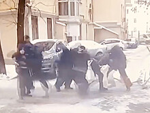 Дворники подрались из-за снега в центре Москвы