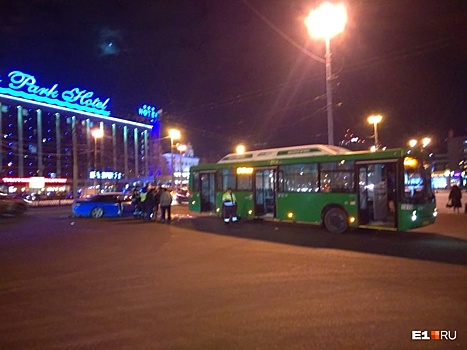 Напротив ЖД вокзала иномарка протаранила автобус, пострадали два человека