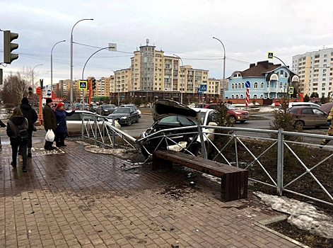 Машина врезалась в ограждение в Кемеровской области