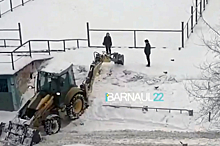 В соседнем Барнауле ломают детские горки, требуя сертификаты на снег