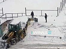 В соседнем Барнауле ломают детские горки, требуя сертификаты на снег