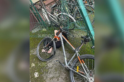 В Калининграде 17-летняя девушка упала с 10-го этажа на забор