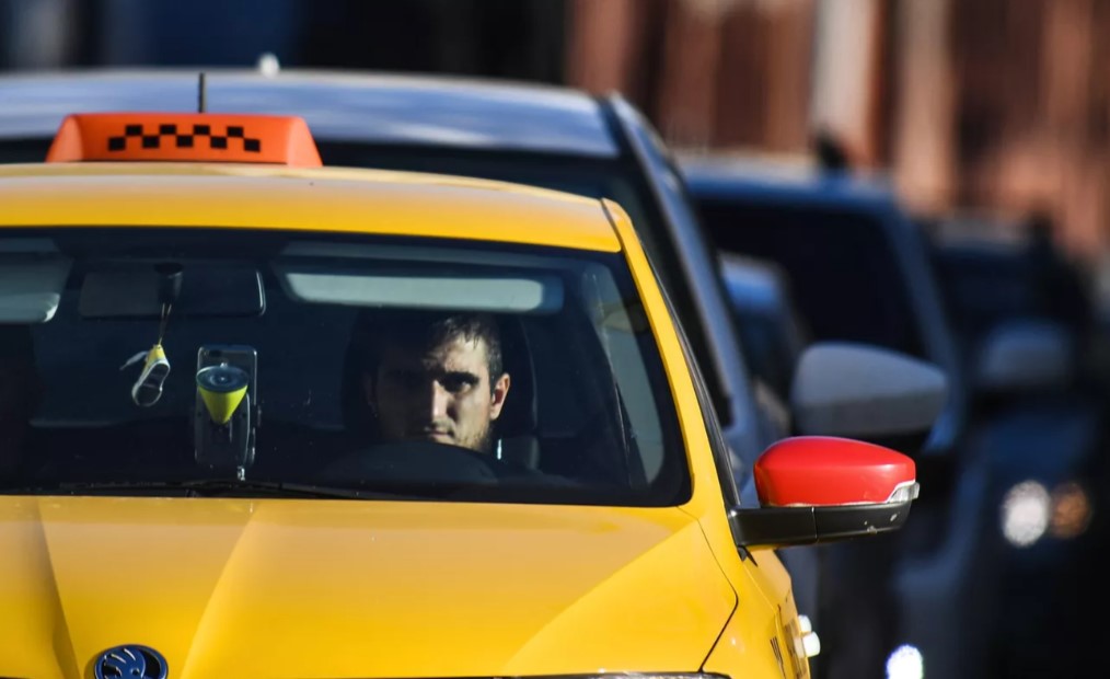 С 1 сентября таксистам-физлицам запретят работать более 12 часов в сутки
