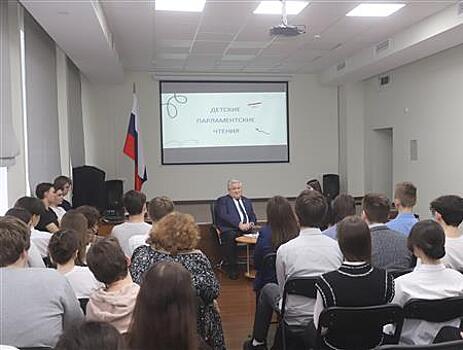 Председатель Самарской губернской думы Геннадий Котельников провел парламентский урок для школьников