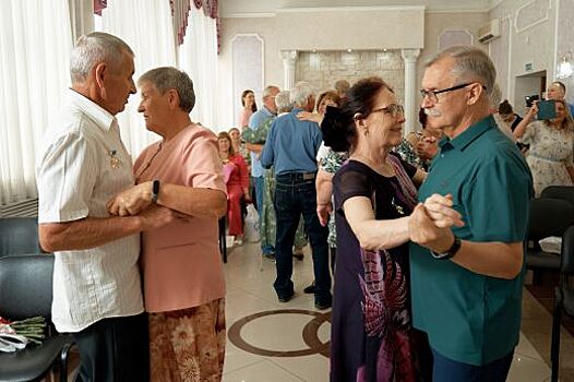 Юбиляров семейной жизни и многодетных матерей наградили в Свердловской области