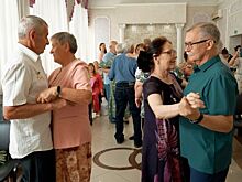 Юбиляров семейной жизни и многодетных матерей наградили в Свердловской области