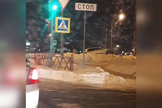 И снова этот этот поворот: внедорожник улетел в центре на сугроб