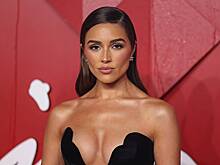 Бывшая «мисс Вселенная» вышла в свет в платье с декольте до талии