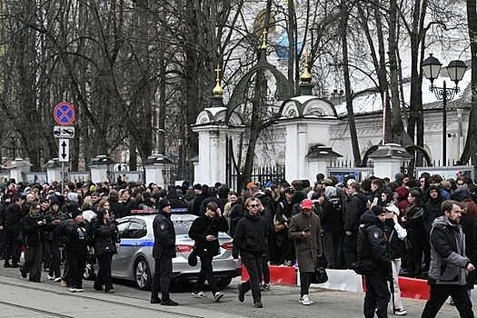 Сотни людей пришли проститься с рэпером Пашей Техником в Москве