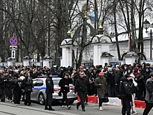 Сотни людей пришли проститься с рэпером Пашей Техником в Москве