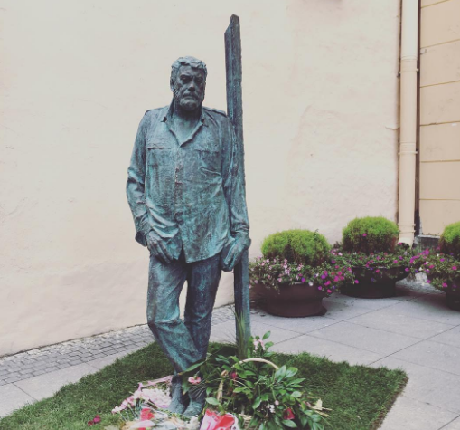 Памятник Довлатову, Питер