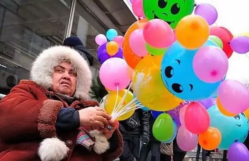 Кажется, что настроение у этой женщины не такое радостное, как у ее воздушных шариков!   