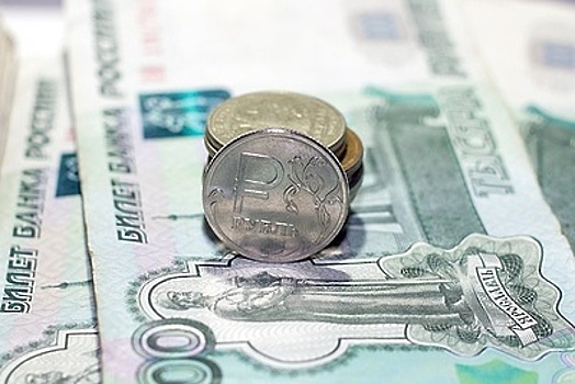 Рубль снизился по отношению к доллару и евро на торгах