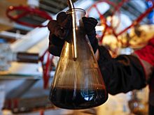 Нефть подешевела более чем на 1% на неопределенности вокруг спроса