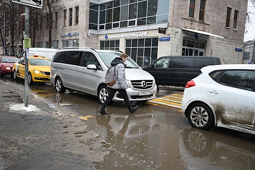 Автоэксперт рассказал о скрытых опасностях на дорогах в период оттепели