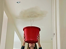 «Люди как могут спасают свое жилье» - из-за потепления квартиры в омской новостройке залило талой водой