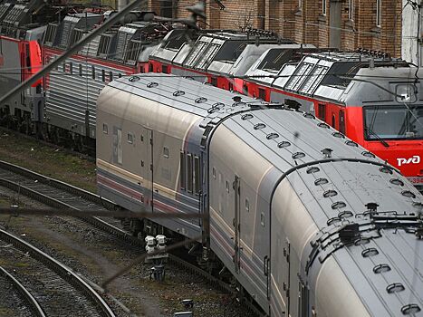 Пассажирский поезд столкнулся с грузовиком в РФ