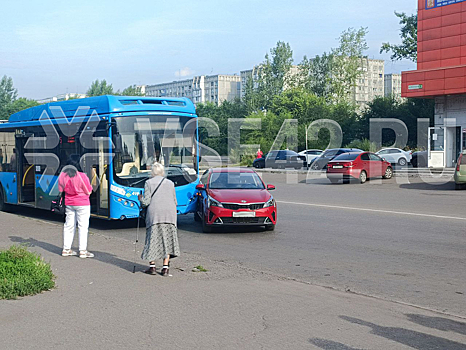 Пассажирский автобус попал в аварию на остановке в Новокузнецке