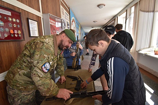 Юные кемеровчане побывали в музее и стрелковом клубе ДОСААФ