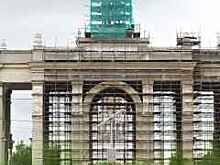 Работы по реставрации скульптуры «Тракторист и колхозница» на арке главного входа ВДНХ подошли к концу