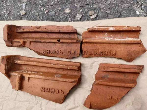В Льговском районе нашли черепицу с клеймом Барятинского