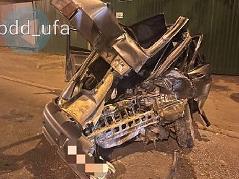 В Уфе из раскореженной машины достали пострадавшего пассажира