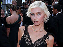 Дочь актера Джуда Лоу Айрис появилась на публике в мини-платье с разрезом до бедра