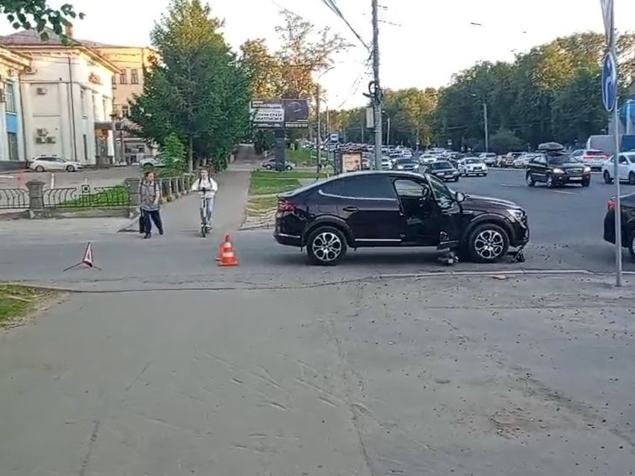 Женщина на Renault сбила самокатчика на проспекте Гагарина в Нижнем  Новгороде - Рамблер/авто