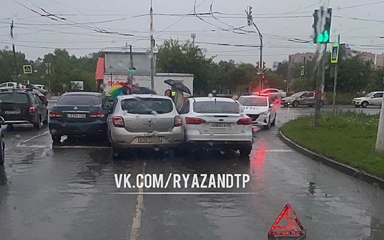В Рязани Ford Focus и Renault Logan попали в ДТП в Канищеве