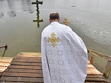 Священник объяснил освящение дождя и снега в Крещение