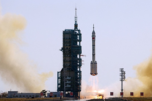 Китай запустил пилотируемый космический корабль "Шэньчжоу-17"
