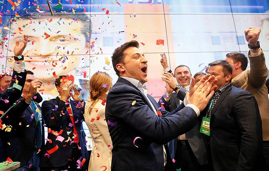 Владимир Зеленский празднует победу на выборах президента Украины.