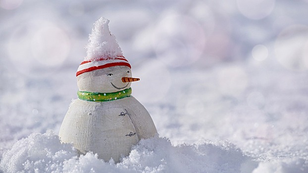 "Мартобрь": снеговики заполонили Омск