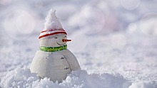 "Мартобрь": снеговики заполонили Омск