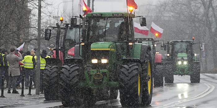 Польские фермеры в знак протеста высыпали на дорогу импортированное зерно
