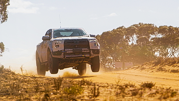 Ford показал в движении экстремальный пикап Ranger Raptor