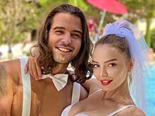 Невеста — в перьях и жених — с тростью: как Марина Орлова отпраздновала свадьбу в гангстерском стиле