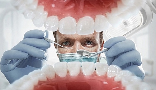 Британка отчаялась попасть к врачу и вырвала себе 13 зубов