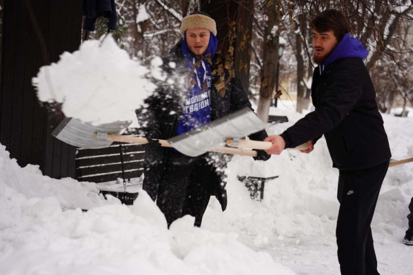 Акция «Снежный десант»: активисты «Единой России» и МГЕР очистили соцобъекты от снега в регионах
