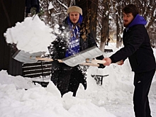 Акция «Снежный десант»: активисты «Единой России» и МГЕР очистили соцобъекты от снега в регионах