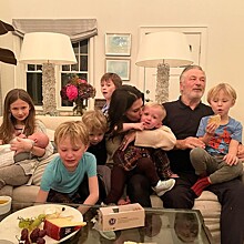 Жена Алека Болдуина поделилась забавным фото с их 7 детьми