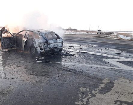 На трассе под Саратовом в результате массового ДТП загорелись две «Лады»