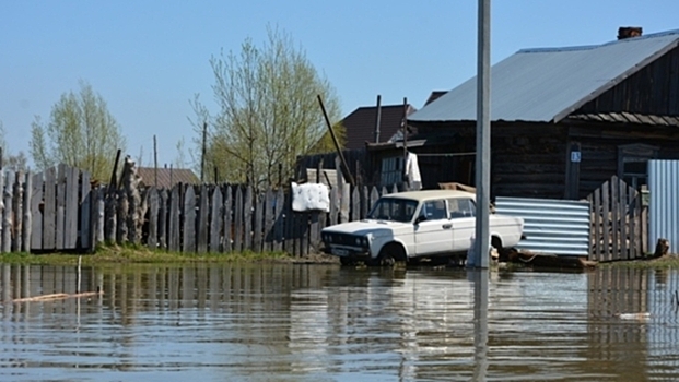 В Алтайском крае в реку опрокинулся автомобиль с пассажирами