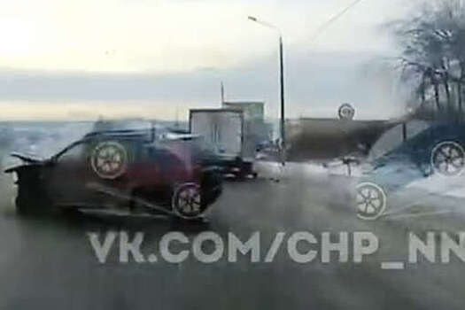 В Нижегородской области на видео попало, как Renault Duster протаранил Seat