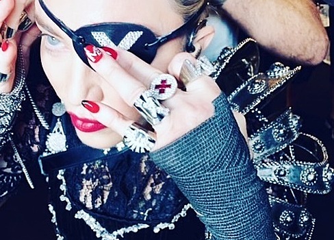 «Ледяная» корона и доспехи Жанны Д'Арк: какой наряд сшил Готье для выступления Мадонны на «Евровидении»