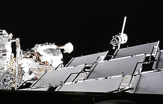Космонавт обнаружил возможное место утечки воздуха в отсеке модуля "Звезда"