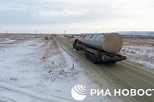 Минобороны показало загрузку МБР с блоком «Авангард» в пусковую установку