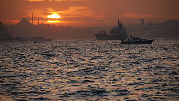 Потерявший управление танкер парализовал движение по Босфору