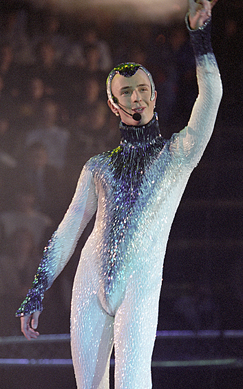 В интервью «Аргументам и фактам» Витя рассказал, что уже в детстве начал хорошо зарабатывать.   «С 8 лет уже кормил семью, работал в ресторанах», - заявил он. 