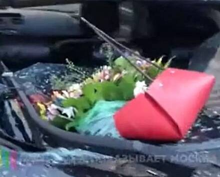 Иномарку в московском дворе разбили букетом цветов